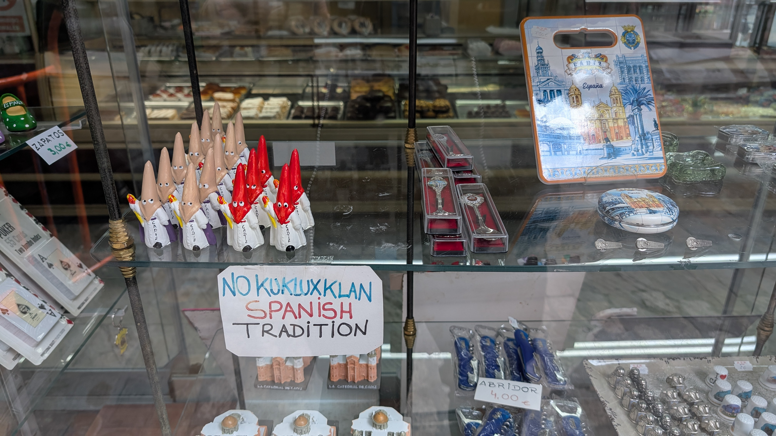 Souvenirschaufenster – Nazareno-Figuren mit Hinweis: No KuKluxKlan, Spanish Tradition